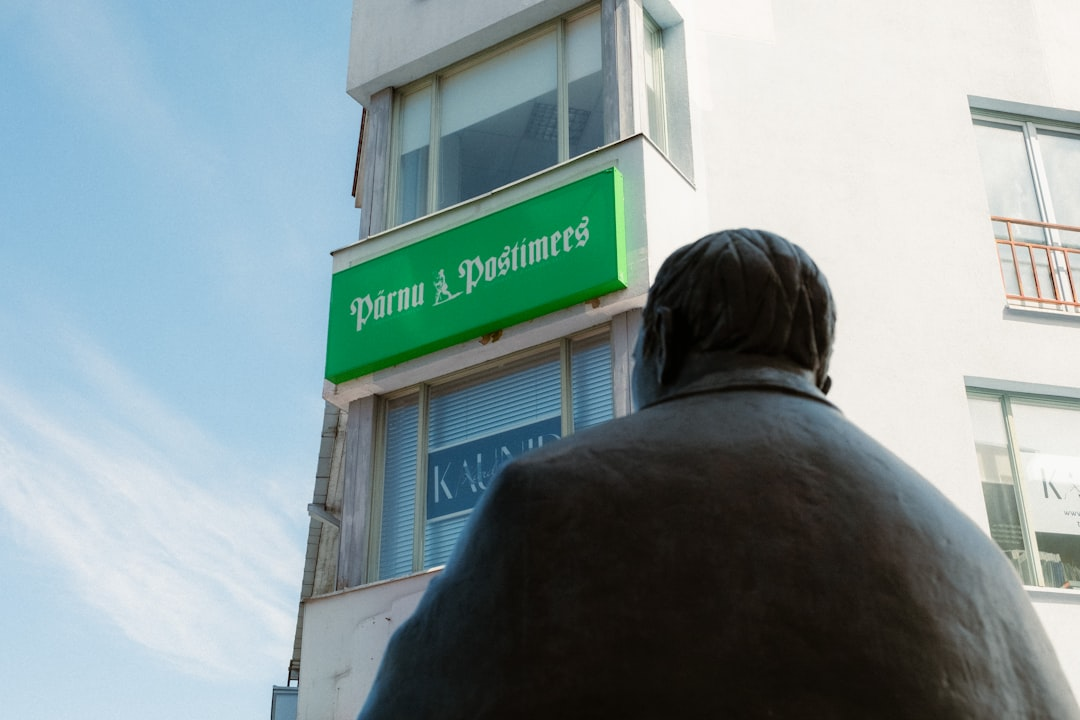 Finanzexperten analysieren Daten auf Bildschirmen